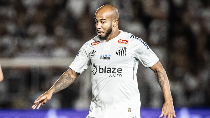 Patrick ainda não ganhou chance como titular no Santos