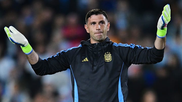 Emiliano Martínez had been tipped to make a late switch to Man Utd.