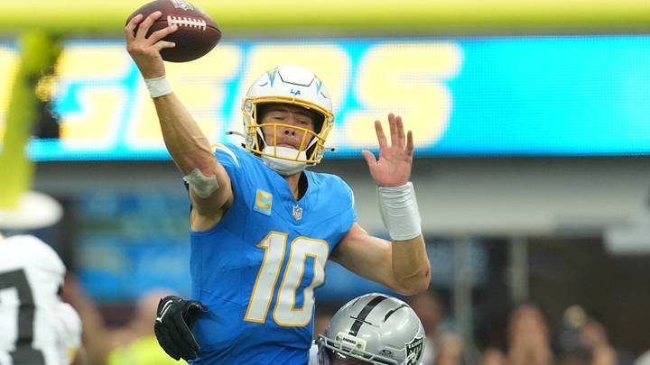 Los Angeles Chargers quarterback Justin Herbert (10) Los Angeles Chargers quarterback Justin Herbert (10)
