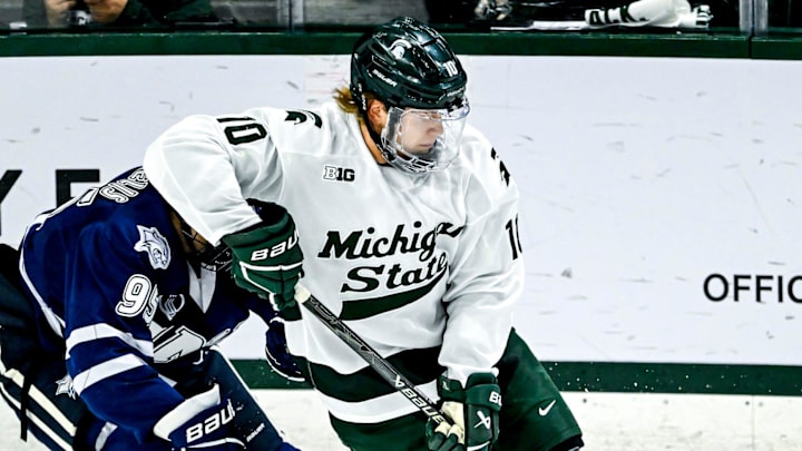 Michigan State's Tommi MŠnnistš, right, moves the puck as New Hampshire's Nick De Angelis closes in during the second period on Thursday, Oct. 9, 2025, at Munn Ice Arena in East Lansing. Michigan State's Tommi MŠnnistš, right, moves the puck as New Hampshire's Nick De Angelis closes in during the second period on Thursday, Oct. 9, 2025, at Munn Ice Arena in East Lansing.