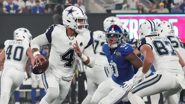 Dallas Cowboys quarterback Dak Prescott rolls out against the New York Giants in the first quarter at MetLife Stadium. 
