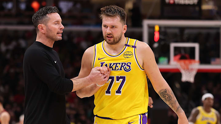 El entrenador de Lakers, JJ Redick, sabe que puede sacar mayor provecho de contar con Luka Doncic en su roster