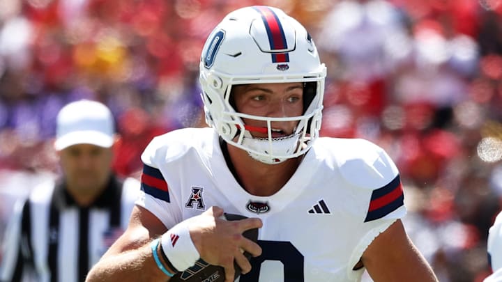 Aug 30, 2025; College Park, Maryland, USA; Florida Atlantic Owls quarterback Caden Veltkamp (10) runs with the ball during the first half against the Maryland Terrapins at SECU Stadium. Mandatory Credit: Daniel Kucin Jr.-Imagn Images Aug 30, 2025; College Park, Maryland, USA; Florida Atlantic Owls quarterback Caden Veltkamp (10) runs with the ball during the first half against the Maryland Terrapins at SECU Stadium. Mandatory Credit: Daniel Kucin Jr.-Imagn Images
