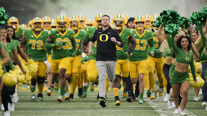 Nov 9, 2024; Eugene, Oregon, USA; Oregon Ducks head coach Dan Lanning leads his team before the start of a game against the Maryland Terrapins at Autzen Stadium. Mandatory Credit: Troy Wayrynen-Imagn Images Nov 9, 2024; Eugene, Oregon, USA; Oregon Ducks head coach Dan Lanning leads his team before the start of a game against the Maryland Terrapins at Autzen Stadium. Mandatory Credit: Troy Wayrynen-Imagn Images