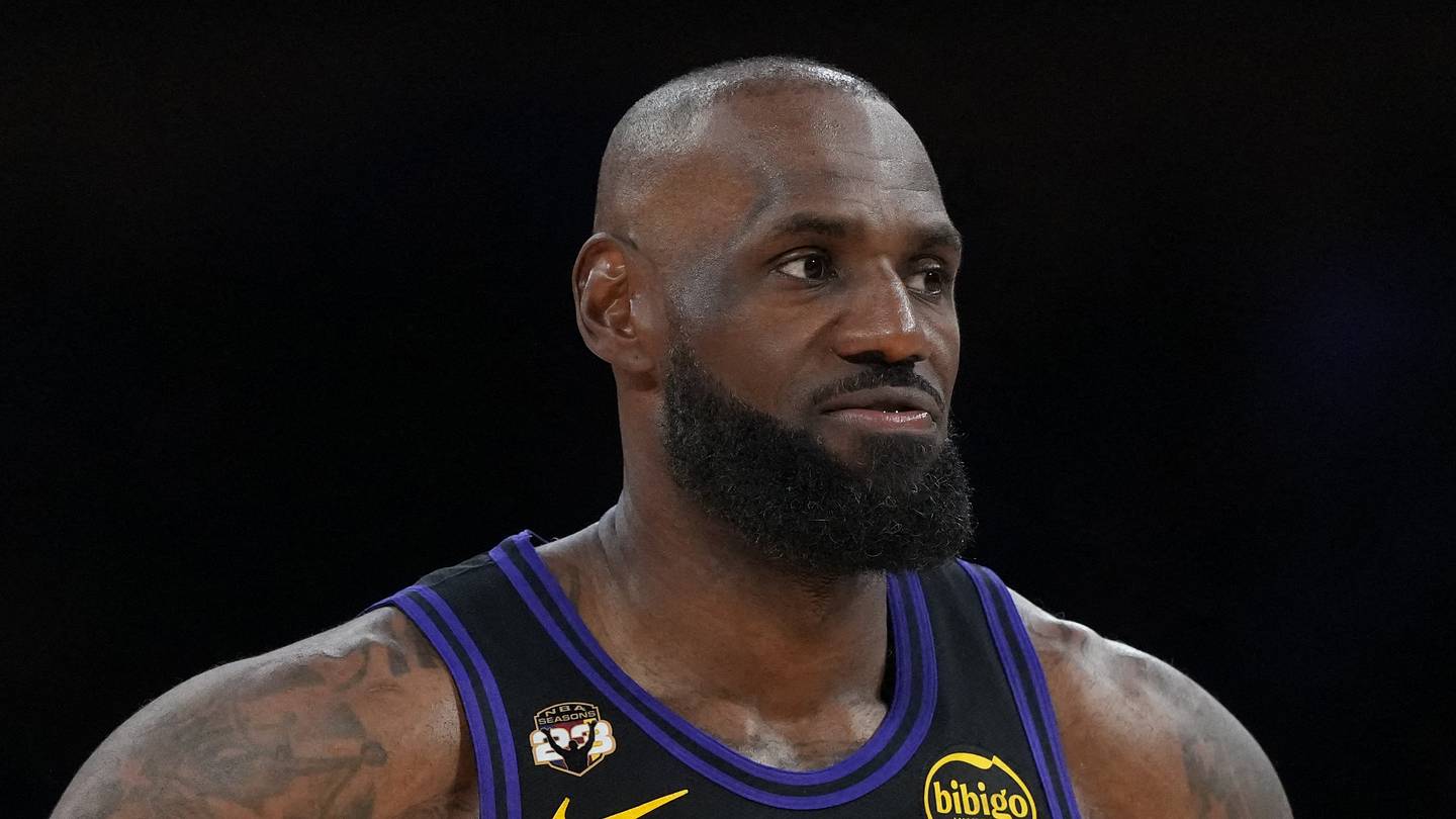 LeBron James miss makes Warriors' expected reunion far more deflating