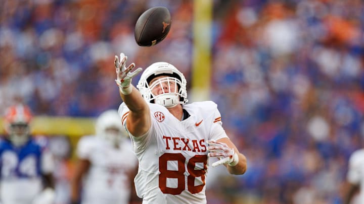 Oct 4, 2025; Gainesville, Florida, USA; Texas Longhorns tight end Jack Endries (88) attempts to make a catch against the Florida Gators during the second half at Ben Hill Griffin Stadium. Mandatory Credit: Matt Pendleton-Imagn Images Oct 4, 2025; Gainesville, Florida, USA; Texas Longhorns tight end Jack Endries (88) attempts to make a catch against the Florida Gators during the second half at Ben Hill Griffin Stadium. Mandatory Credit: Matt Pendleton-Imagn Images