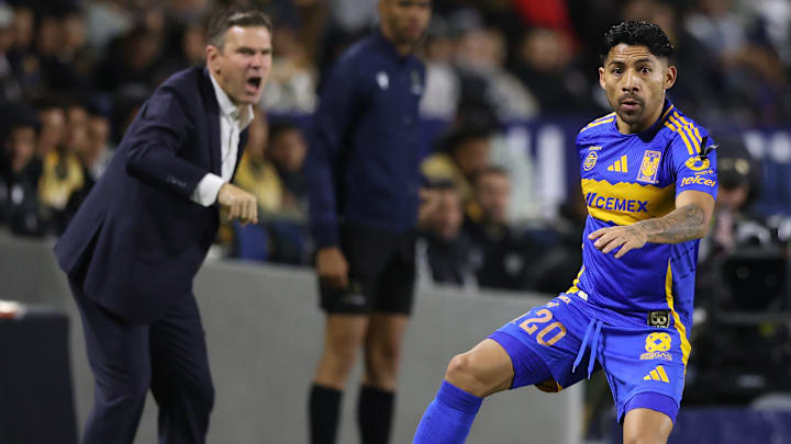 El técnico Greg Vanney da instrucciones, mientras Javier Aquino controla la redonda