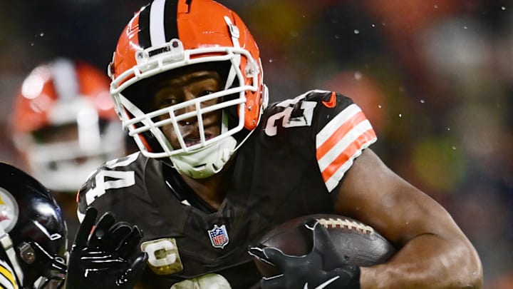 Cleveland Browns running back Nick Chubb runs with the ball against Pittsburgh Steelers safety DeShon Elliott. Mandatory Credit: Ken Blaze-Imagn Images Cleveland Browns running back Nick Chubb runs with the ball against Pittsburgh Steelers safety DeShon Elliott. Mandatory Credit: Ken Blaze-Imagn Images