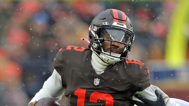 Cleveland Browns quarterback Shedeur Sanders picks up a first down ahead of Tennessee Titans linebacker Cedric Gray