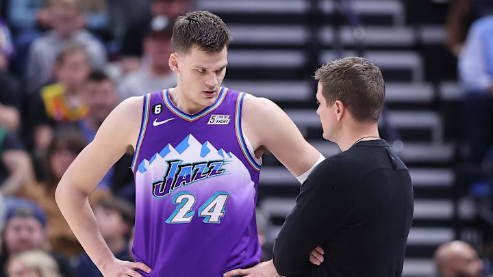 Mar 18, 2023; Salt Lake City, Utah, USA; Utah Jazz center Walker Kessler (24) and head coach Will Hardy speak during a break first quarter action against the Boston Celtics at Vivint Arena. Mandatory Credit: Rob Gray-Imagn Images Mar 18, 2023; Salt Lake City, Utah, USA; Utah Jazz center Walker Kessler (24) and head coach Will Hardy speak during a break first quarter action against the Boston Celtics at Vivint Arena. Mandatory Credit: Rob Gray-Imagn Images