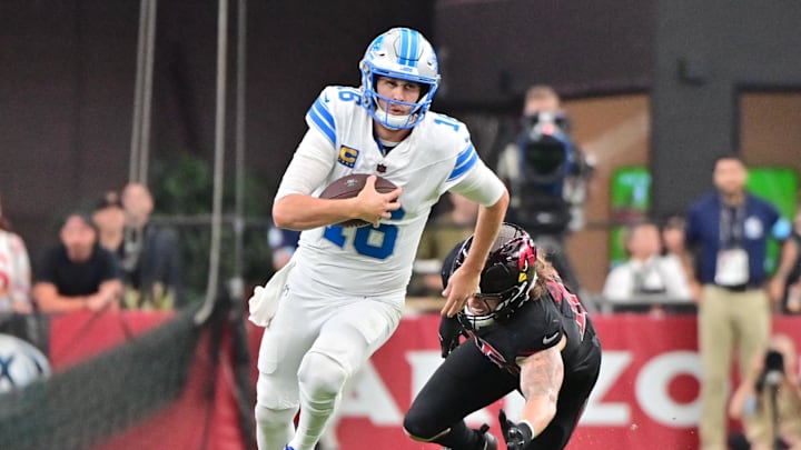 Detroit Lions quarterback Jared Goff (16) runs for a first down against Arizona Cardinals