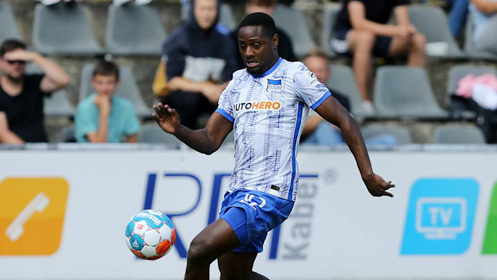 Deyovaisio Zeefuik dreht in der Hertha-Vorbereitung auf.