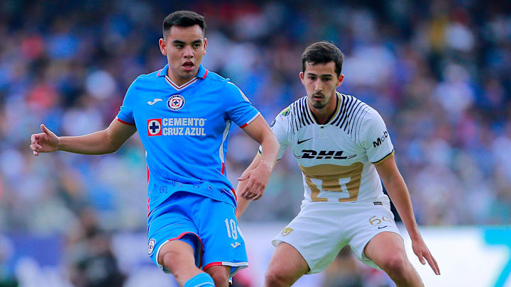 Carlos Rodríguez de Cruz Azul y Pablo Bennevendo de Pumas durante el Apertura 2022.