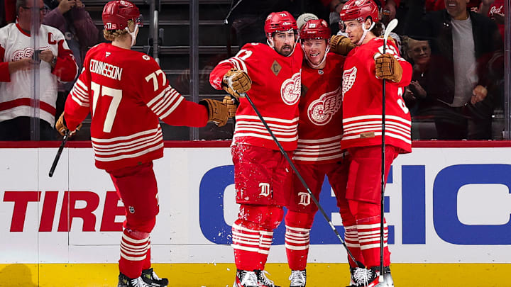 Chicago Blackhawks v Detroit Red Wings