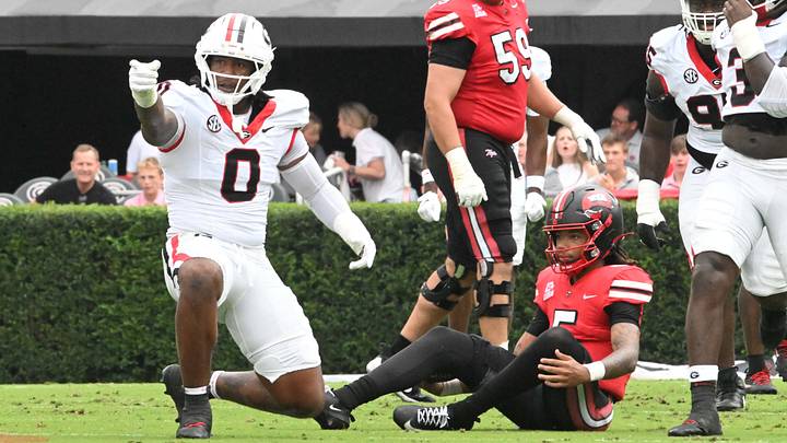 Georgia Football DL Gabe Harris makes a play against Western Kentucky. 