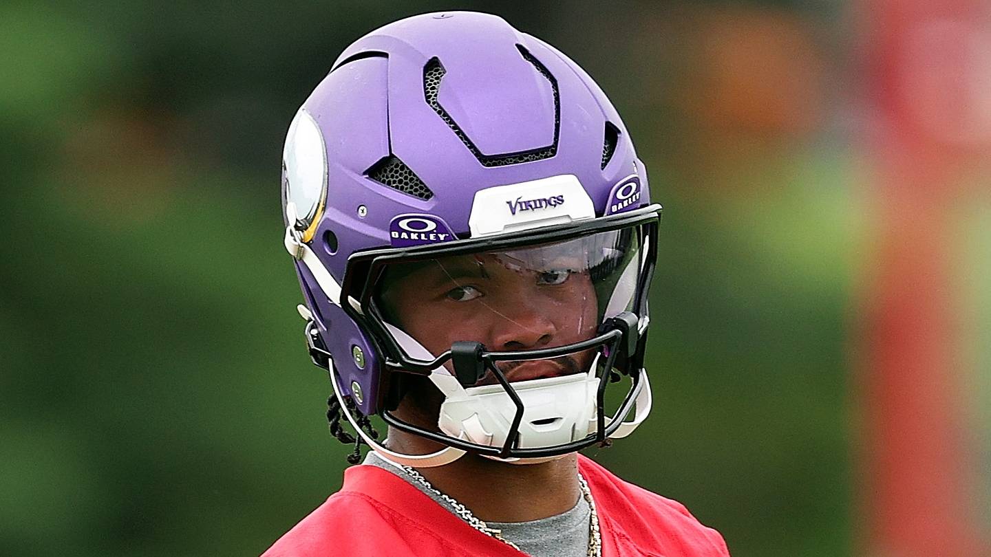 NFL insider raises eyebrows with unexpected Vikings QB battle update