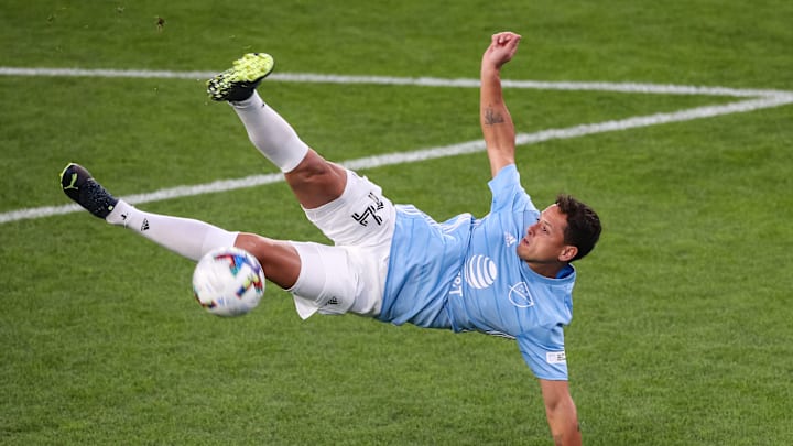 Chicharito au concours de reprises de vollée