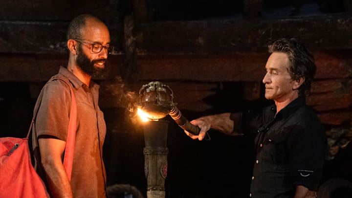 “Blood Will Be Drawn” – A boat arrives delivering a very important message to the overjoyed castaways. Old alliance members reconvene to talk strategy, as the game has shifted since they last saw each other. Then, the game intensifies when a two-part challenge leads to the season’s first individual immunity win, on SURVIVOR, Wednesday, Nov. 5 (8:00-9:30 PM, ET/PT. Pictured (L-R): Nate Moore and Jeff Probst at Tribal Council. Photo: Robert Voets/CBS ©2025 CBS Broadcasting, Inc. All Rights