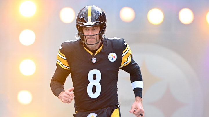 Nov 16, 2025; Pittsburgh, Pennsylvania, USA; Pittsburgh Steelers quarterback Aaron Rodgers (8) runs onto the field before the game against the Cincinnati Bengals at Acrisure Stadium. Mandatory Credit: Barry Reeger-Imagn Images Nov 16, 2025; Pittsburgh, Pennsylvania, USA; Pittsburgh Steelers quarterback Aaron Rodgers (8) runs onto the field before the game against the Cincinnati Bengals at Acrisure Stadium. Mandatory Credit: Barry Reeger-Imagn Images