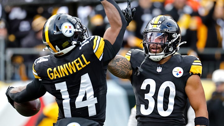 Pittsburgh Steelers running backs Jaylen Warren, Kenneth Gainwell