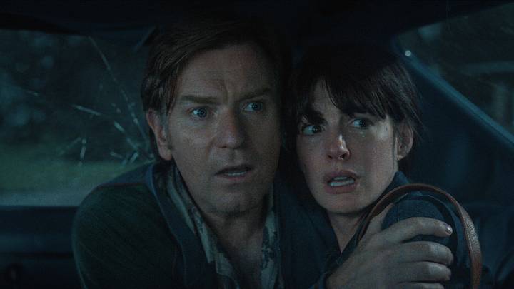 (L-r) EWAN McGREGOR as Greg Platt and ANNE HATHAWAY as Denise Platt in “The End of Oak Street,” A Warner Bros. Pictures release. Photo Courtesy Warner Bros. Pictures