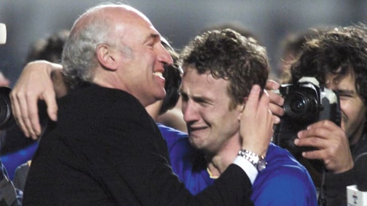 Carlos Bianchi abraza a Rodolfo Arruabarrena tras la consagración.