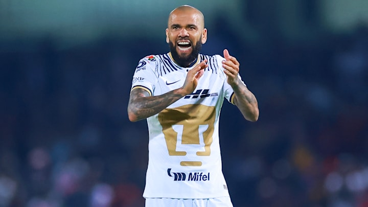 Dani Alves finally debuted for Pumas UNAM. 