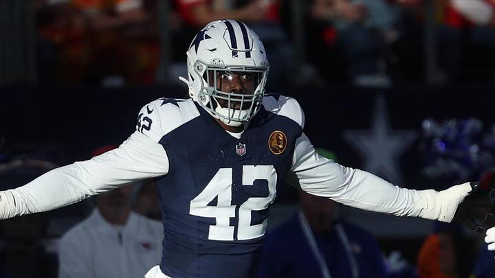Dallas Cowboys defensive end Jadeveon Clowney (42) Dallas Cowboys defensive end Jadeveon Clowney (42)
