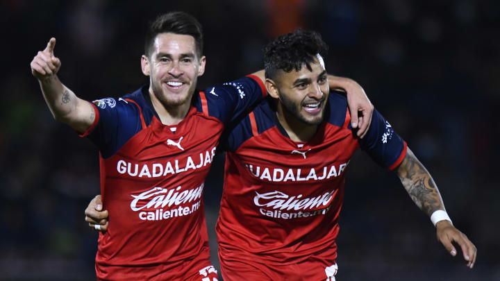 Ricardo Angulo y Alexis Vega festejan el tercer tanto de Chivas sobre Juárez en el Estadio Olímpico Benito Juárez.