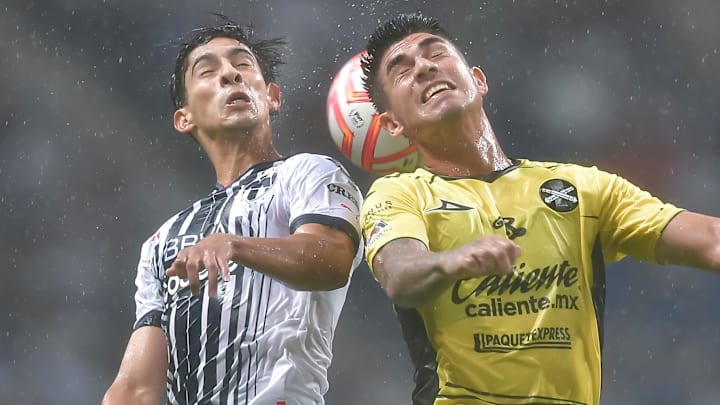 Érick Aguirre de Rayados y Brian Rubio de Mazatlán durante el Apertura 2022.