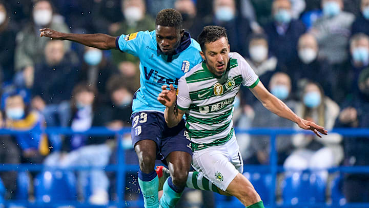 Koffi Kouao im Duell mit Pablo Sarabia Koffi Kouao im Duell mit Pablo Sarabia