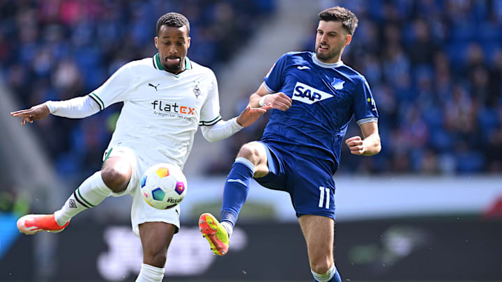 Alassane Plea im Duell mit Florian Grillitsch