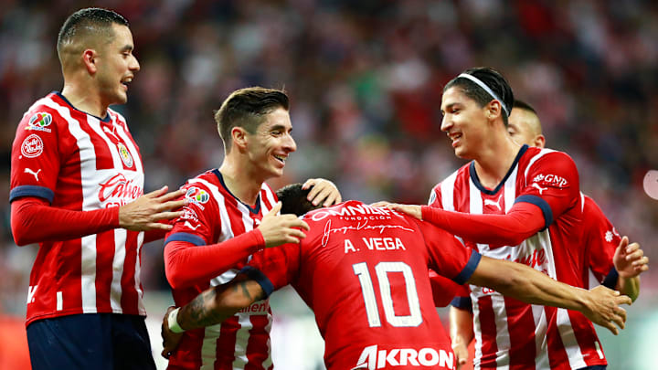 Sergio Flores, Isaác Brizuela, Alexis Vega y Ángel Zaldivar festejan el segundo tanto de las Chivas.