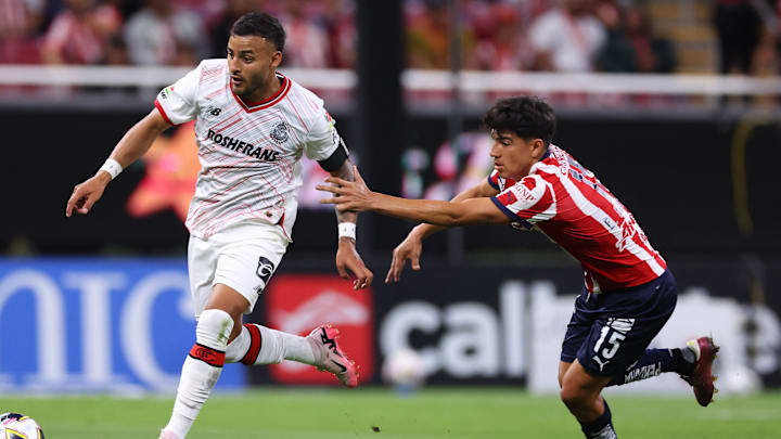 Alexis Vega es marcado de cerca por Erick Gutiérrez