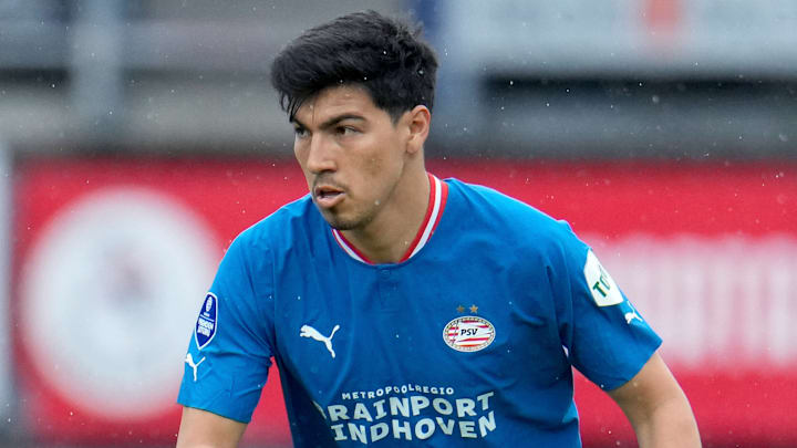 La aventura de Erick Gutiérrez culminó su aventura en Europa, pues el PSV Eindhoven aceptó la oferta de Chivas para venderlo.