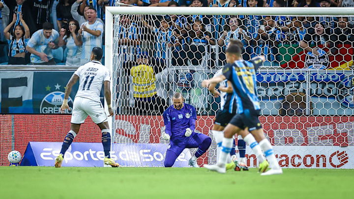 Weverton foi o nome da partida em Porto Alegre