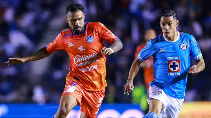 Alonso Escoboza de Mazatlán y Uriel Antuna de Cruz Azul durante la Liga MX