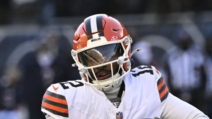 Chicago Bears defensive tackle Gervon Dexter Sr. sacks Cleveland Browns quarterback Shedeur Sanders.