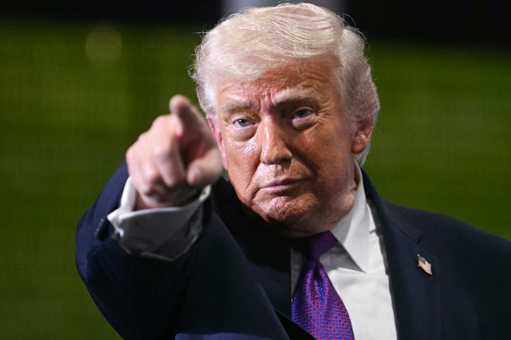 ประธานาธิบดีโดนัลด์ ทรัมป์ กำลังทำท่าทาง