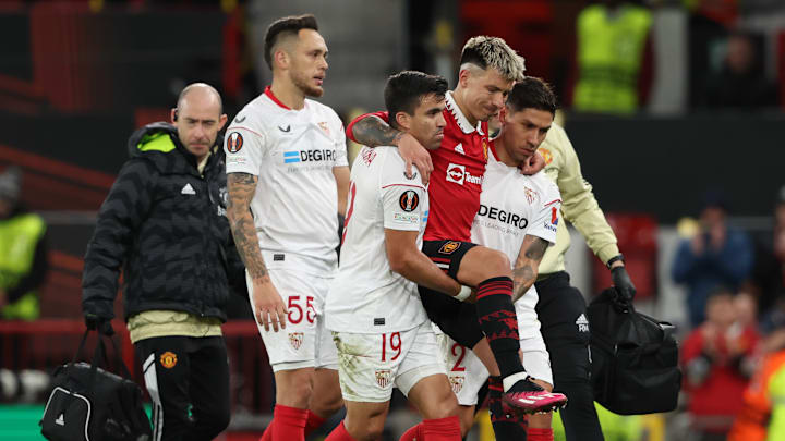 Lisandro Martínez ließ sich von Nationalmannschaftskollegen vom Platz tragen.
