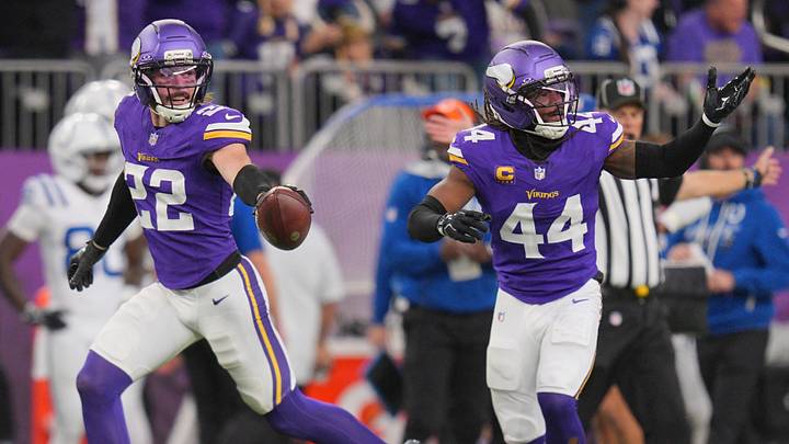 Harrison Smith’s interception secured a 6–0 start for the Vikings. Harrison Smith’s interception secured a 6–0 start for the Vikings.