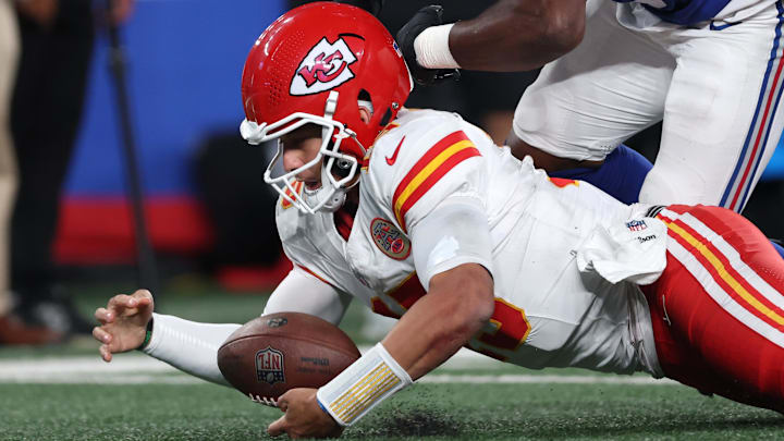 Sep 21, 2025; East Rutherford, New Jersey, USA; Kansas City Chiefs quarterback Patrick Mahomes (15) recovers a fumble against New York Giants inside linebacker Bobby Okereke (58) in the second quarter at MetLife Stadium. Mandatory Credit: Vincent Carchietta-Imagn Images Sep 21, 2025; East Rutherford, New Jersey, USA; Kansas City Chiefs quarterback Patrick Mahomes (15) recovers a fumble against New York Giants inside linebacker Bobby Okereke (58) in the second quarter at MetLife Stadium. Mandatory Credit: Vincent Carchietta-Imagn Images