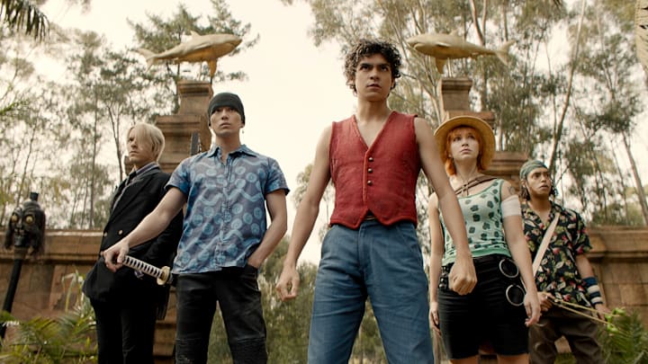 One Piece. (L to R) Taz Skylar as Sanji, Mackenyu Arata as Roronoa Zoro, Iñaki Godoy as Monkey D. Luffy, Emily Rudd as Nami, Jacob Romero Gibson as Usopp in season 1 of One Piece. Cr. Courtesy of Netflix © 2023