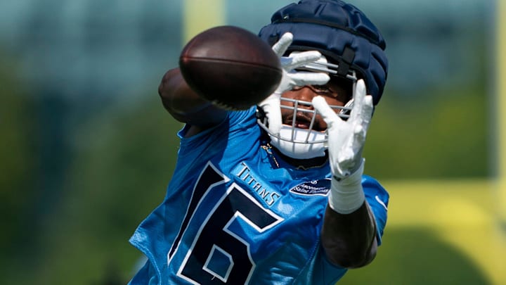 Tennessee Titans wide receiver Treylon Burks (16) makes a catch during the second day of training camp.