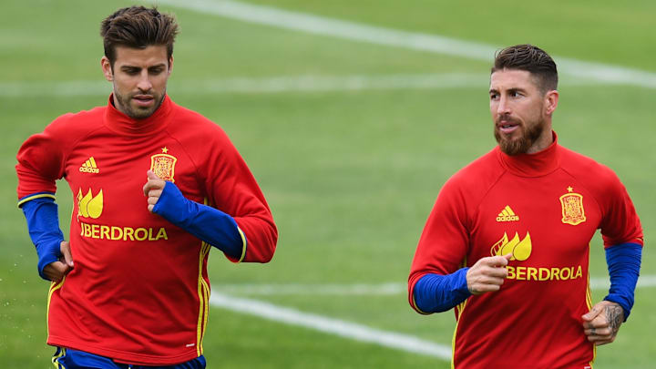 Gerard Piqué y Sergio Ramos entrenando con la selección española de fútbol