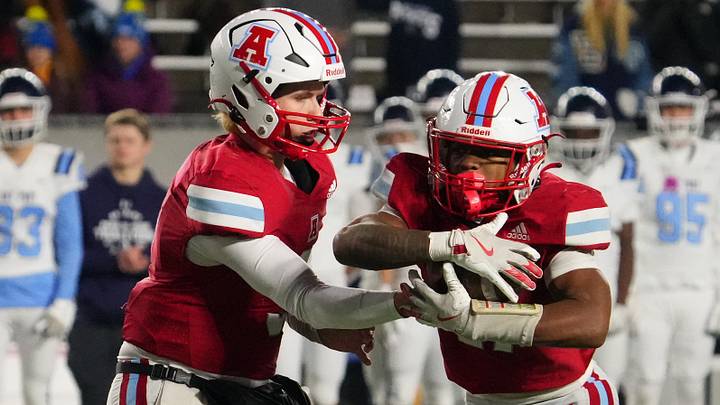 Arrowhead's Jebari Craig (17) takes a hand-off from quarterback Nolan Hanson (3) during the WIAA Division 1 state championship game on Friday, Nov. 21, 2025. Arrowhead's Jebari Craig (17) takes a hand-off from quarterback Nolan Hanson (3) during the WIAA Division 1 state championship game on Friday, Nov. 21, 2025.