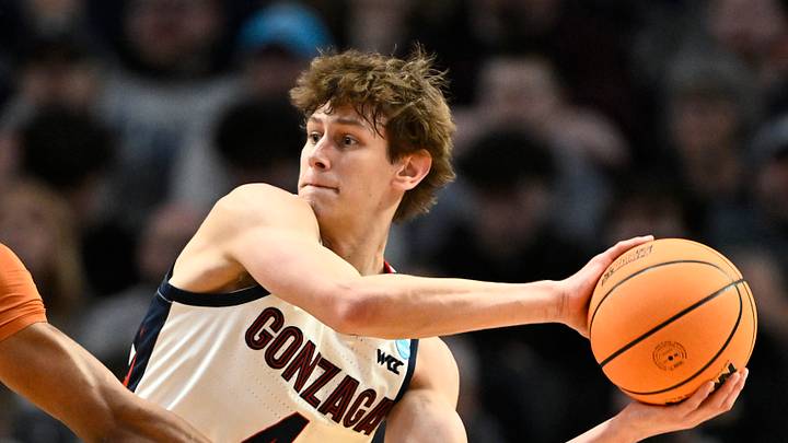 Mar 21, 2026; Portland, OR, USA; Gonzaga Bulldogs guard Davis Fogle (4) passes against Texas Longhorns forward Dailyn Swain (3) in the first half during a second round game of the men's 2026 NCAA Tournament at Moda Center. Mandatory Credit: Craig Strobeck-Imagn Images Mar 21, 2026; Portland, OR, USA; Gonzaga Bulldogs guard Davis Fogle (4) passes against Texas Longhorns forward Dailyn Swain (3) in the first half during a second round game of the men's 2026 NCAA Tournament at Moda Center. Mandatory Credit: Craig Strobeck-Imagn Images