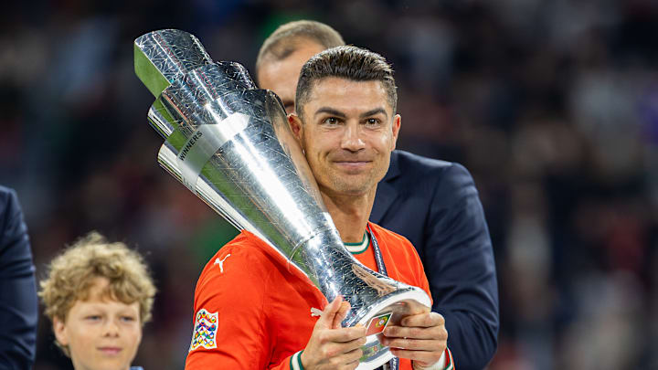 CR7 mit der Nations-League-Trophäe