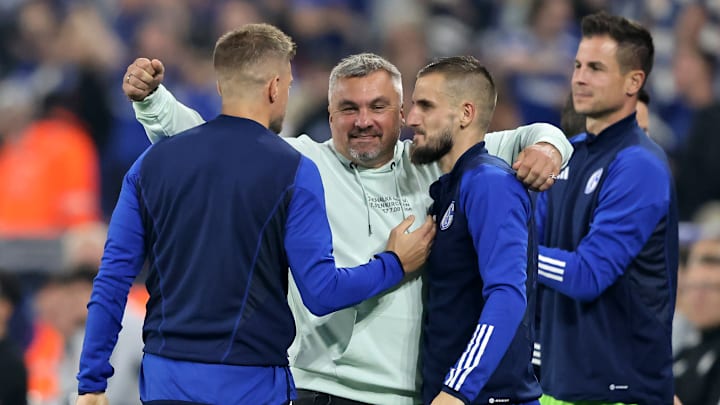 Thomas Reis umarmt Simon Terodde und Dominick Drexler Thomas Reis umarmt Simon Terodde und Dominick Drexler