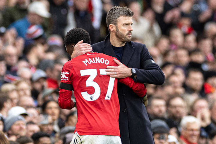 迈克尔·卡里克在曼联2-0击败热刺后拥抱被替换下场的科比·迈努。